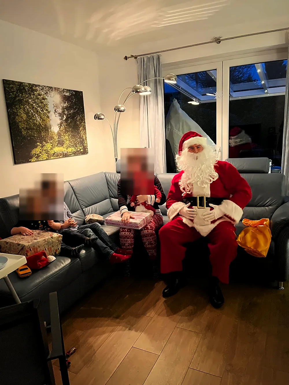 Einer unserer ersten Familienbesuche im Advent 2025, Gesichter unkenntlich gemacht