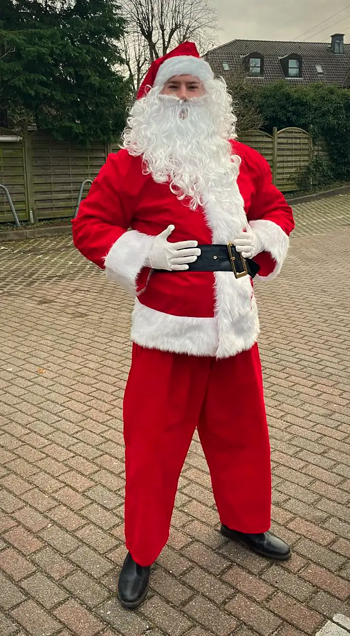 Unser Weihnachtsmann im roten Mantel mit Bart und weißen Handschuhen