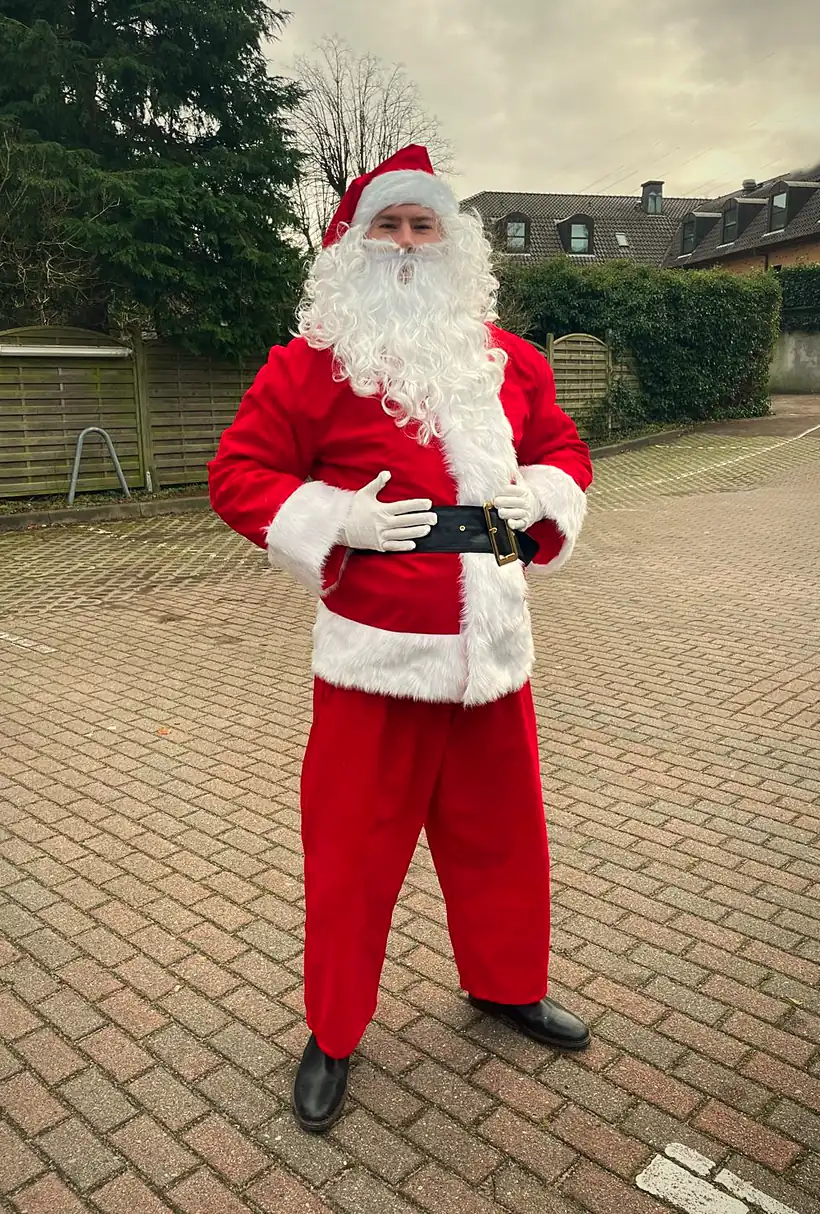 Unser Weihnachtsmann im vollständigen Kostüm